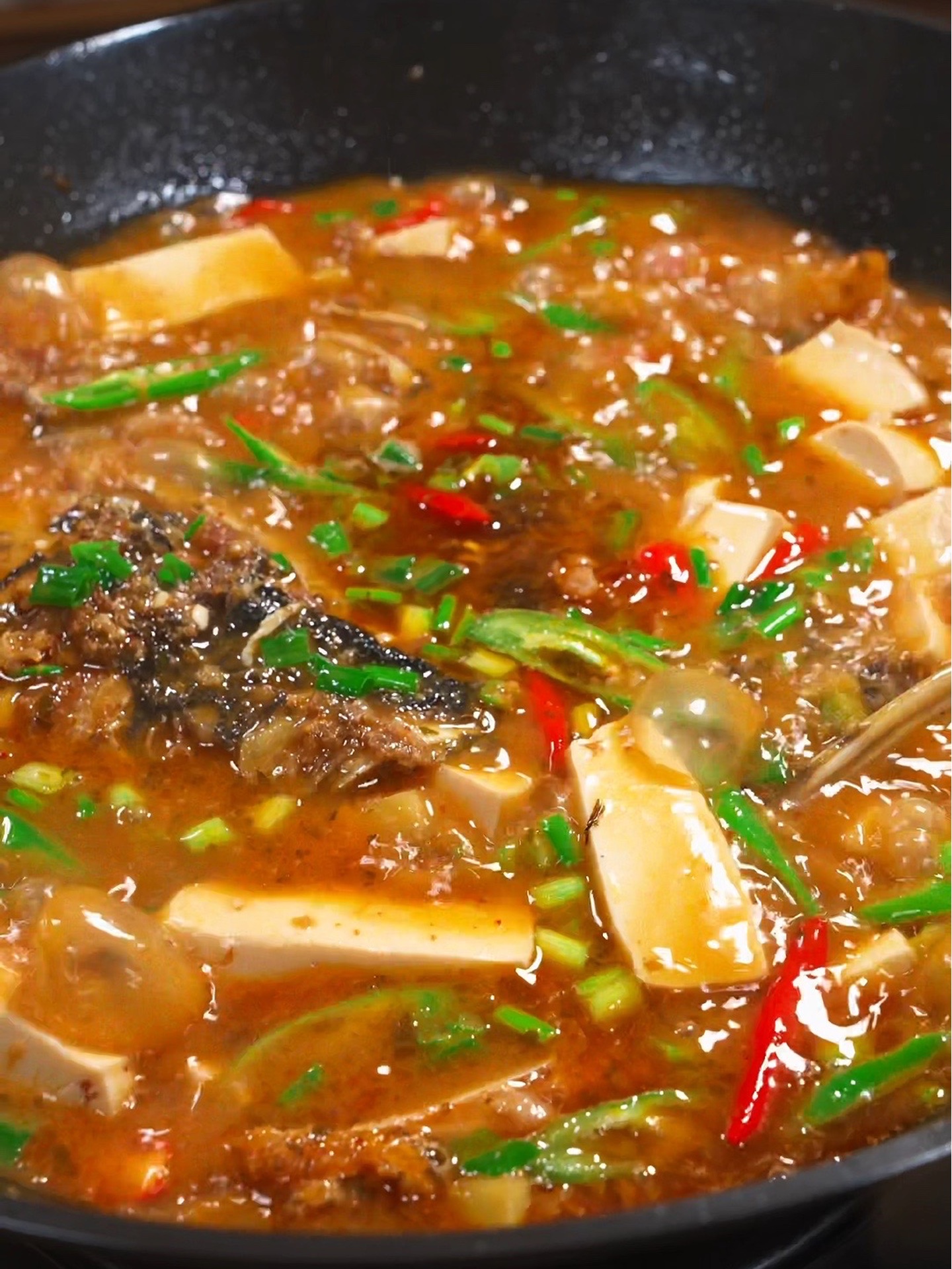 紫苏鱼头烧豆腐，又香又嫩，真的特别好吃！