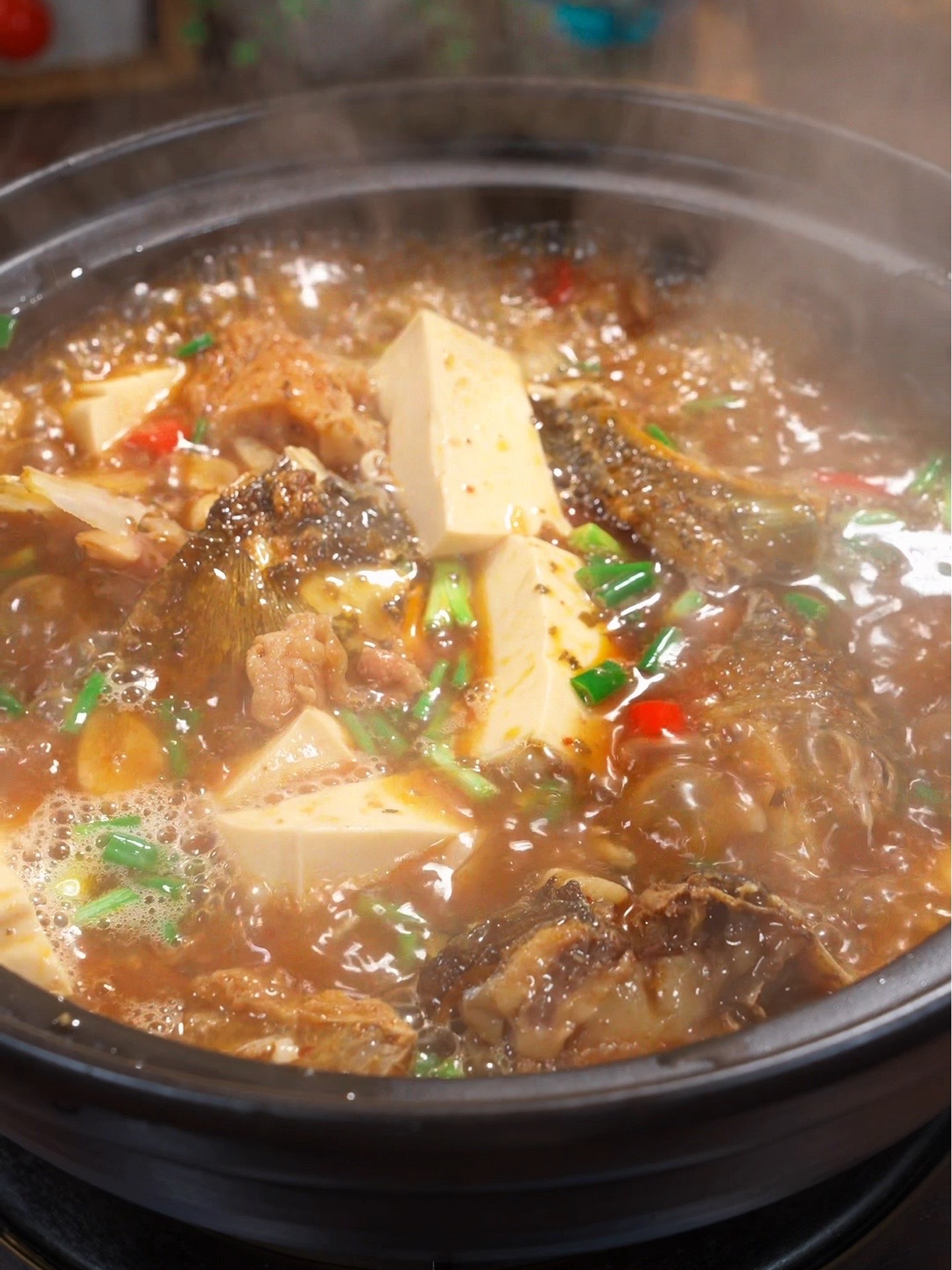 天冷了我家就吃吃这个鱼头豆腐煲，汤鲜入味，嫩滑好吃！