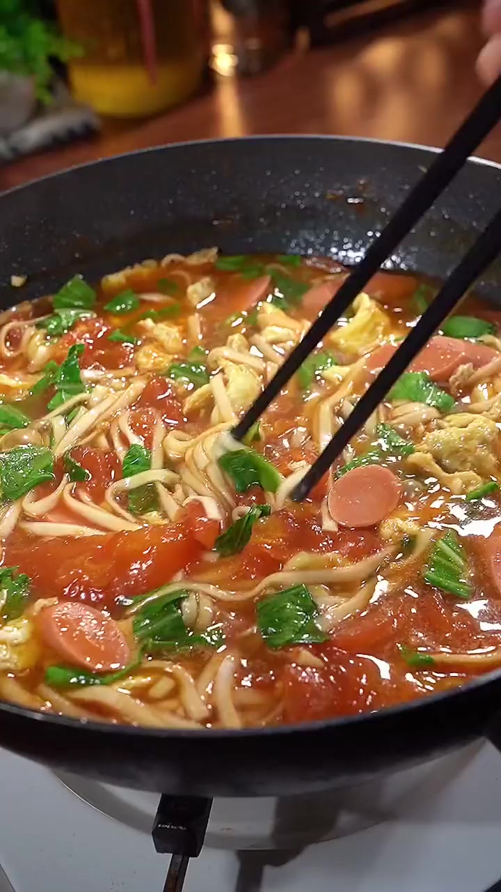 不想煮饭那就来个西红柿鸡蛋汤面,简单营养又好吃!