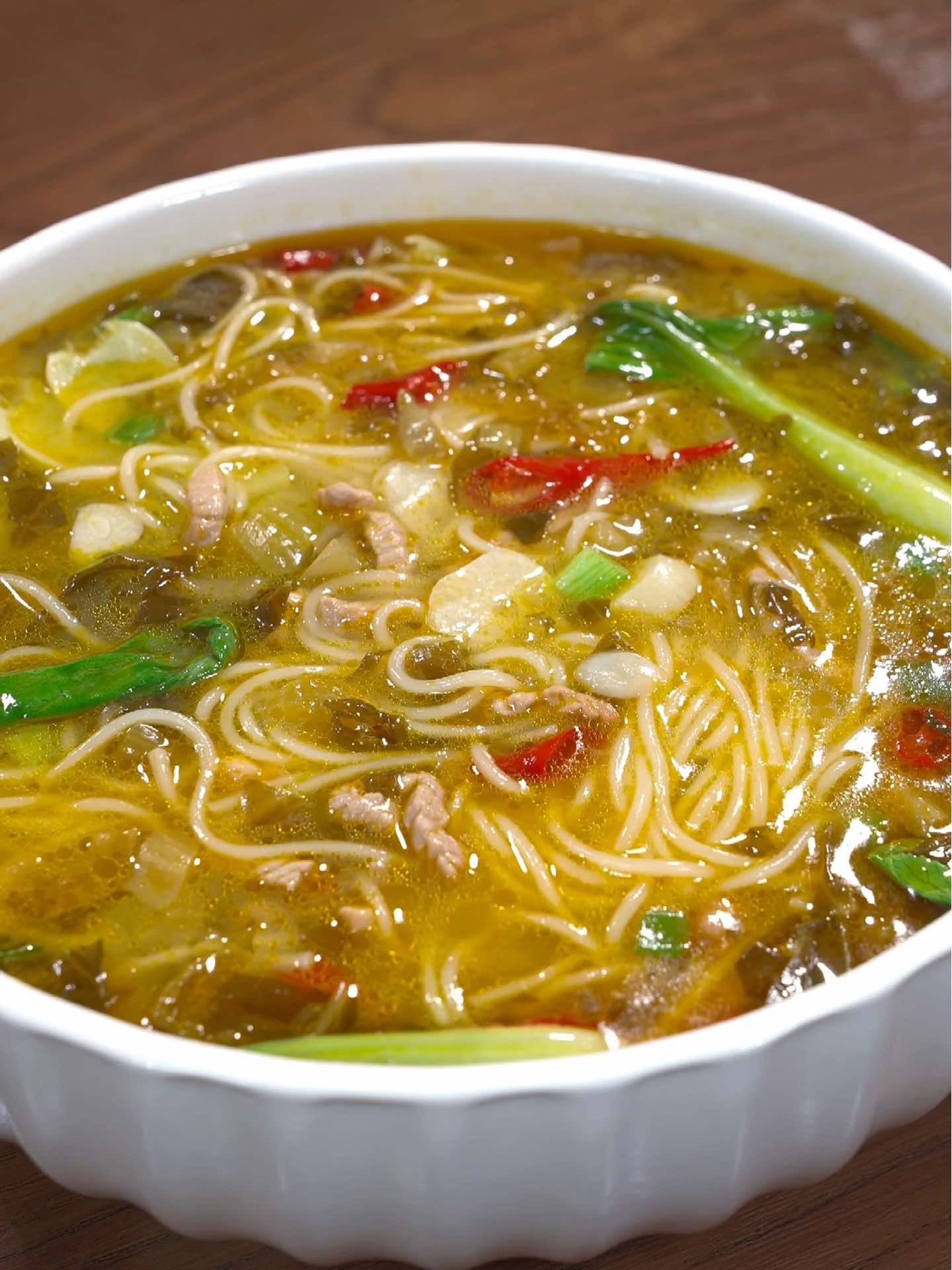 天热没胃口，那就来个酸菜肉丝面，酸辣过瘾，特别好吃！