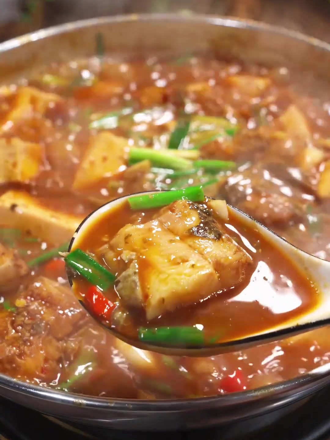 紫苏黄骨鱼烧豆腐,鱼肉和豆腐鲜香嫩滑,热乎好吃