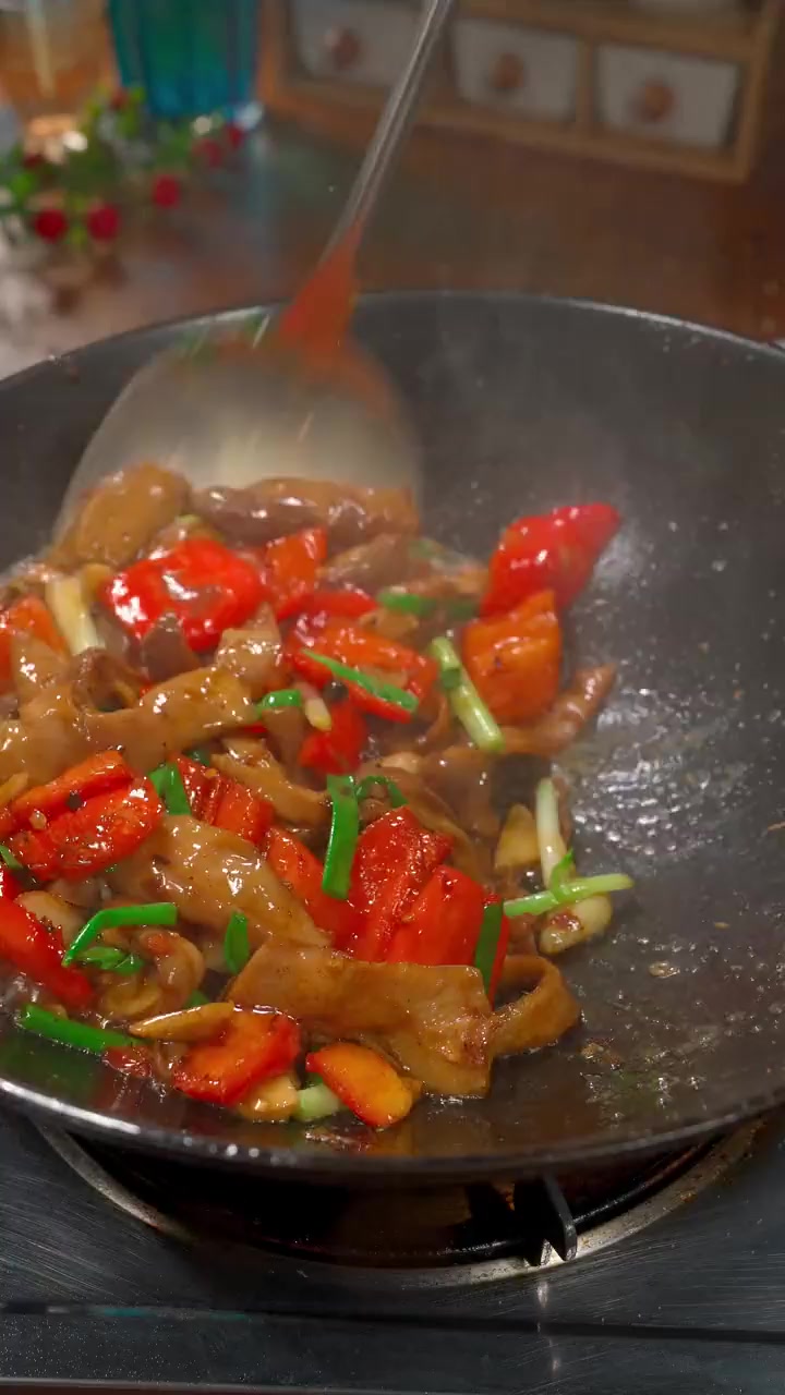红椒炒猪肚又脆又香的红椒炒猪肚,下酒下饭都超级香!!