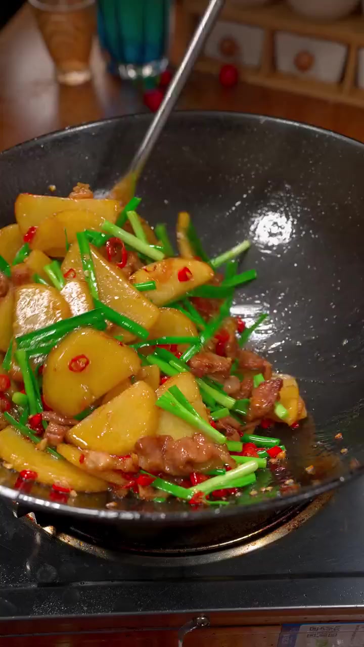 香香辣辣的土豆片炒肉,我家两个孩子都爱吃!