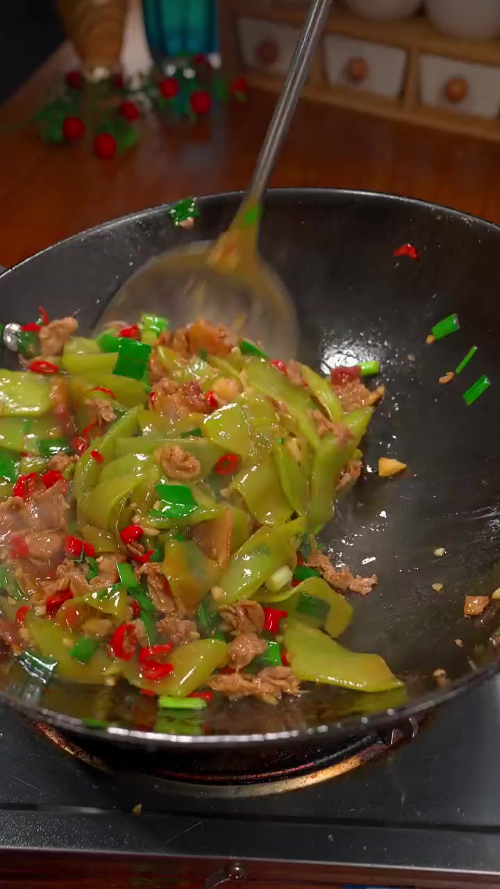 鲜嫩脆爽的莴笋炒肉，好吃还下饭！