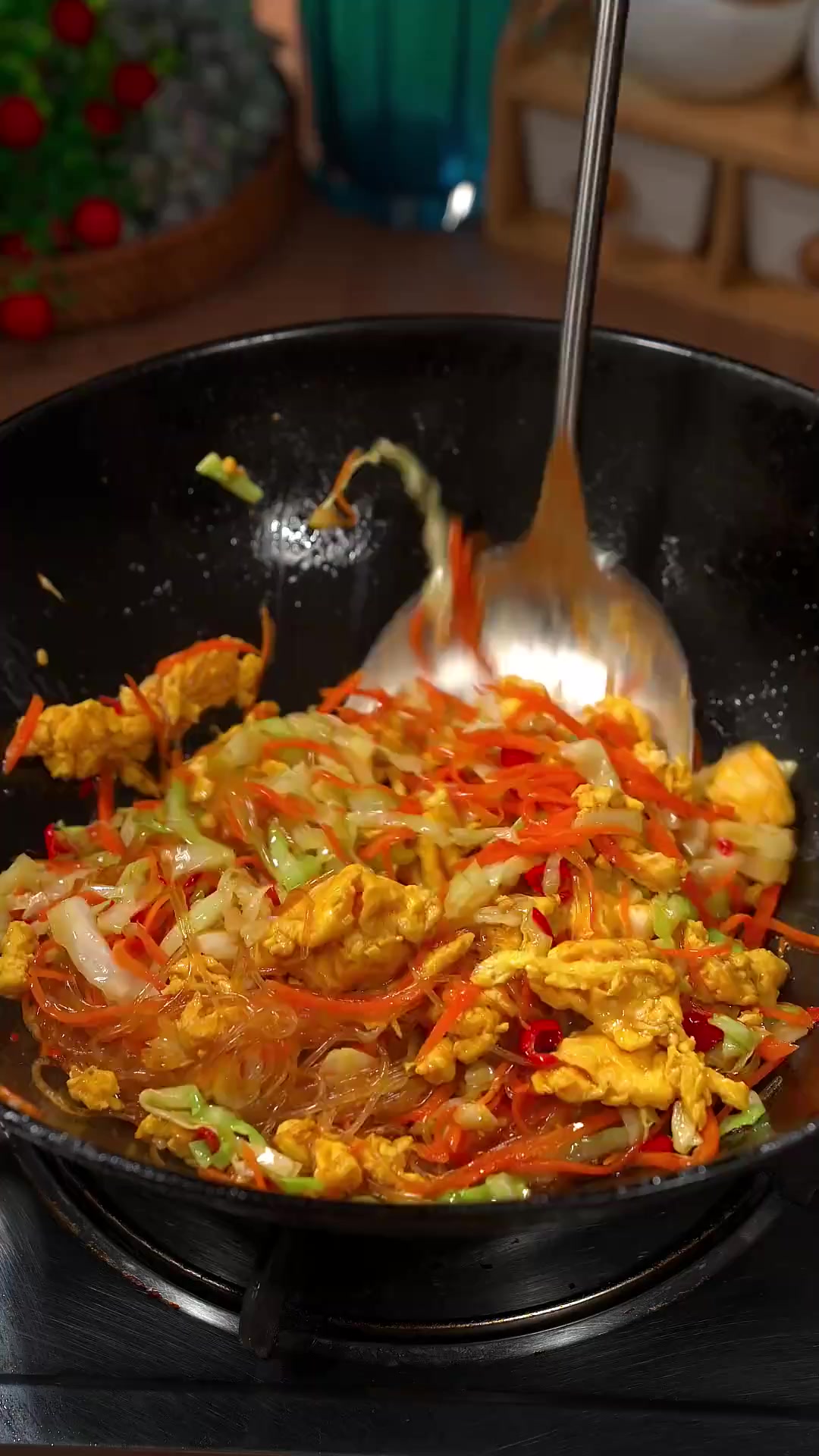 大人孩子都喜欢的包菜粉丝炒鸡蛋,妈呀太香了
