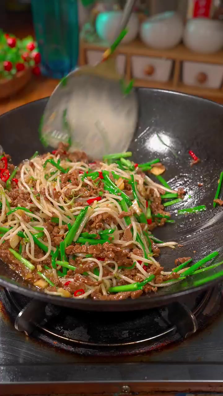 鲜嫩的牛肉配上爽口的豆芽,拌饭吃超级香!
