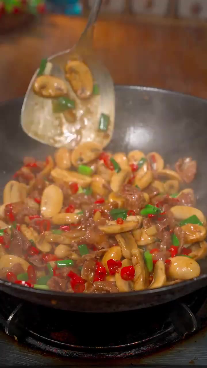 鲜嫩香滑的白蘑菇炒肉，好吃又下饭！