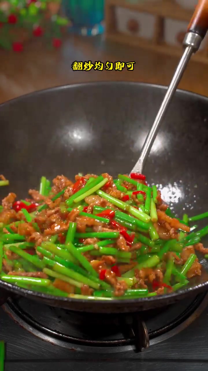 清甜脆嫩的韭菜花炒肉，拌着饭吃太香了！