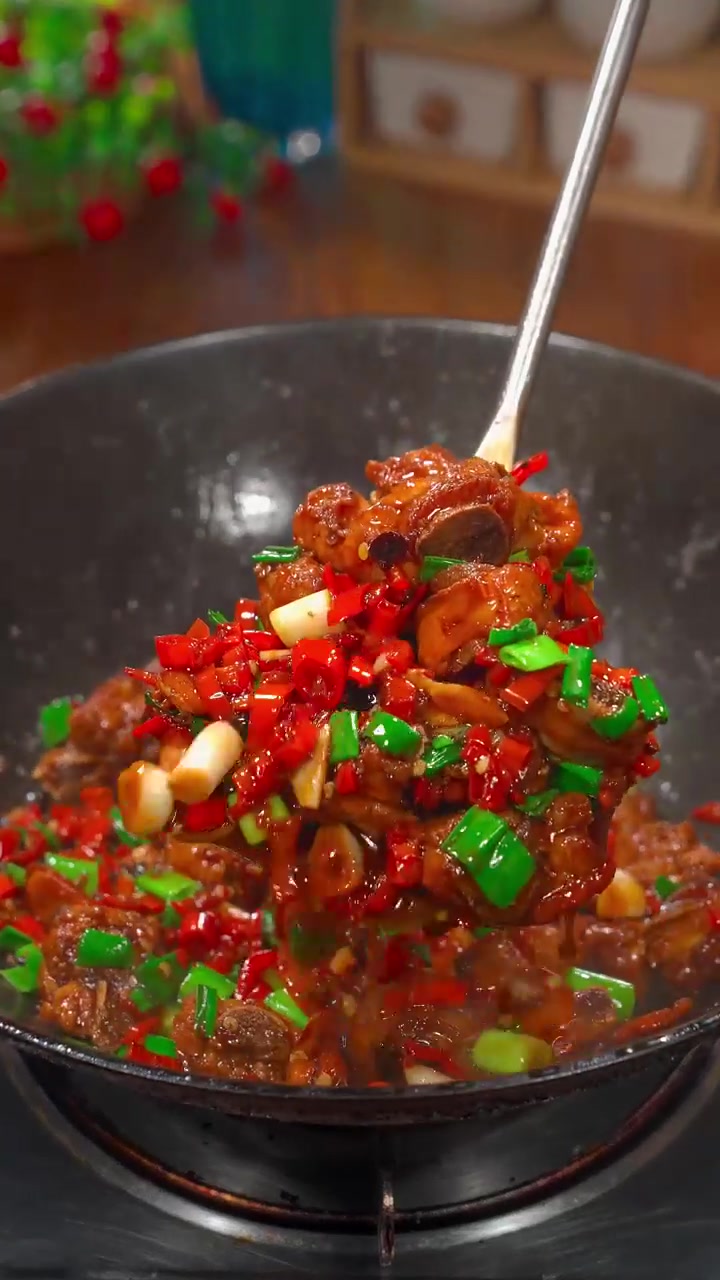 经典美味的湘菜小炒排骨，焦香入味越吃越想吃！