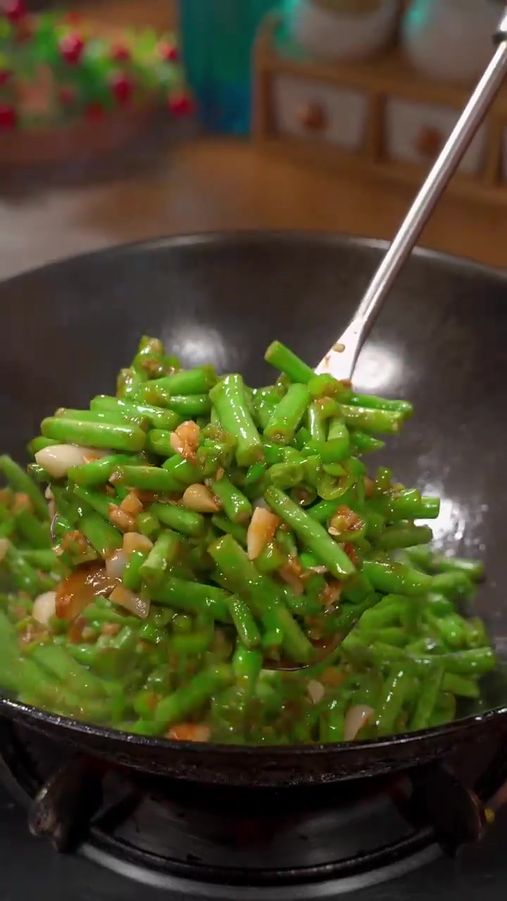 素炒长豆角现在的本地豆角又香又软，怎么炒都好吃！