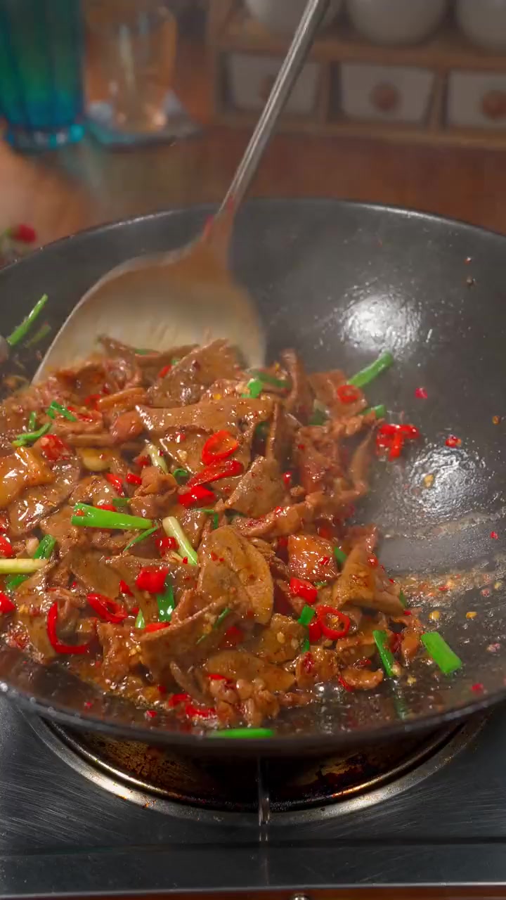 好久没吃猪肝炒肉了,香辣滑嫩,开胃又下饭!