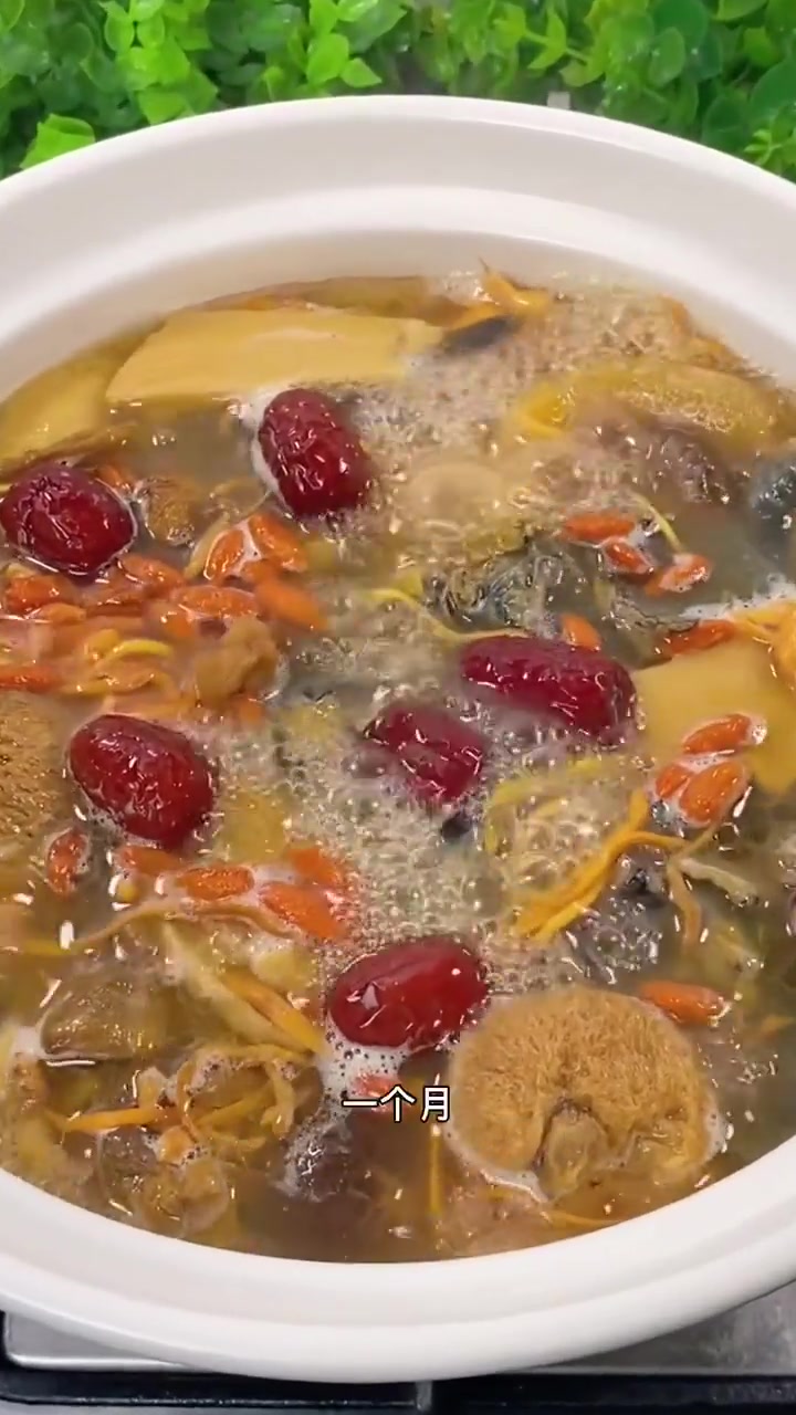 老婆带小孩，料理家庭很辛苦。做个菌菇乌鸡汤给她喝吧！