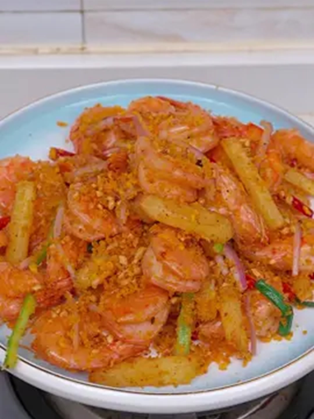 土豆搭配虾一起炒，这个做法真的太好吃了，蒜香酥脆！