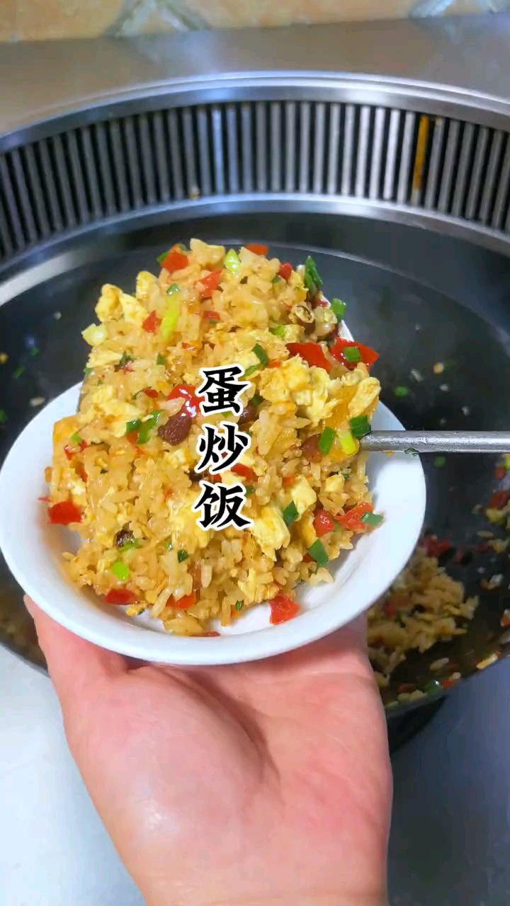 我们贵州的蛋炒饭最好吃,酸酸辣辣的太香了!