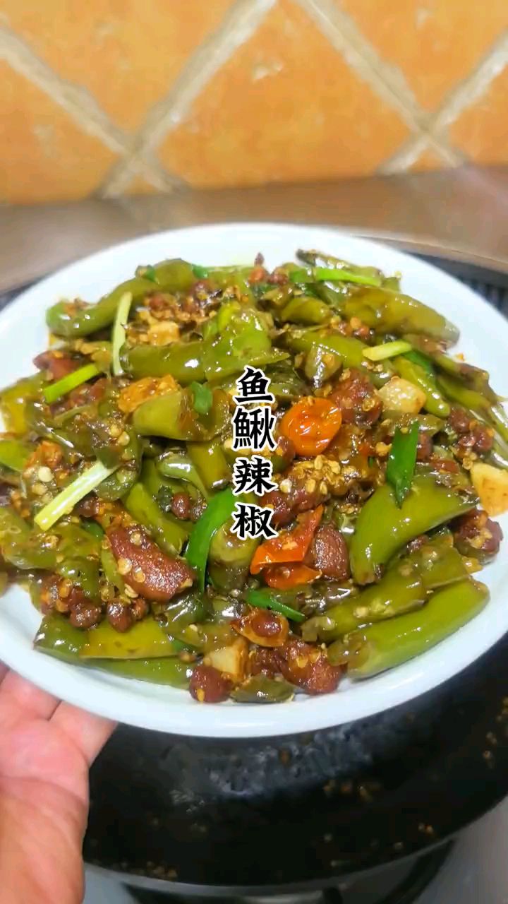 今天做了一个贵州特色菜鱼鳅辣椒,香辣过瘾 比肉还好吃!