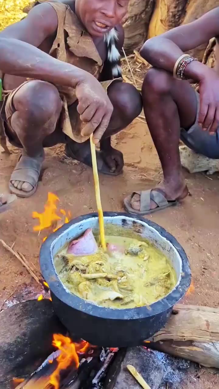 非洲土著人吃羊瘪汤