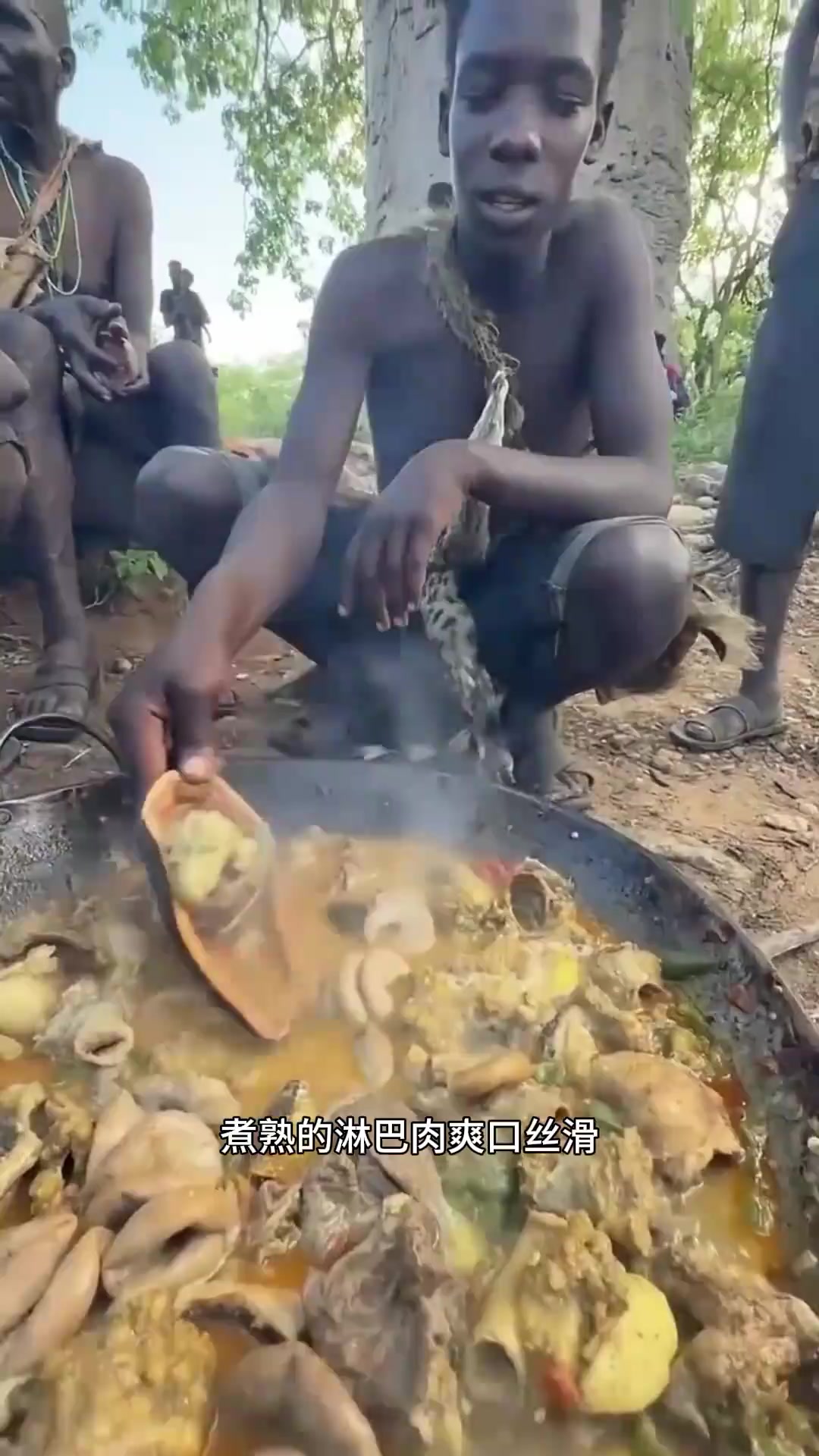 非洲原始部落吃淋巴肉 