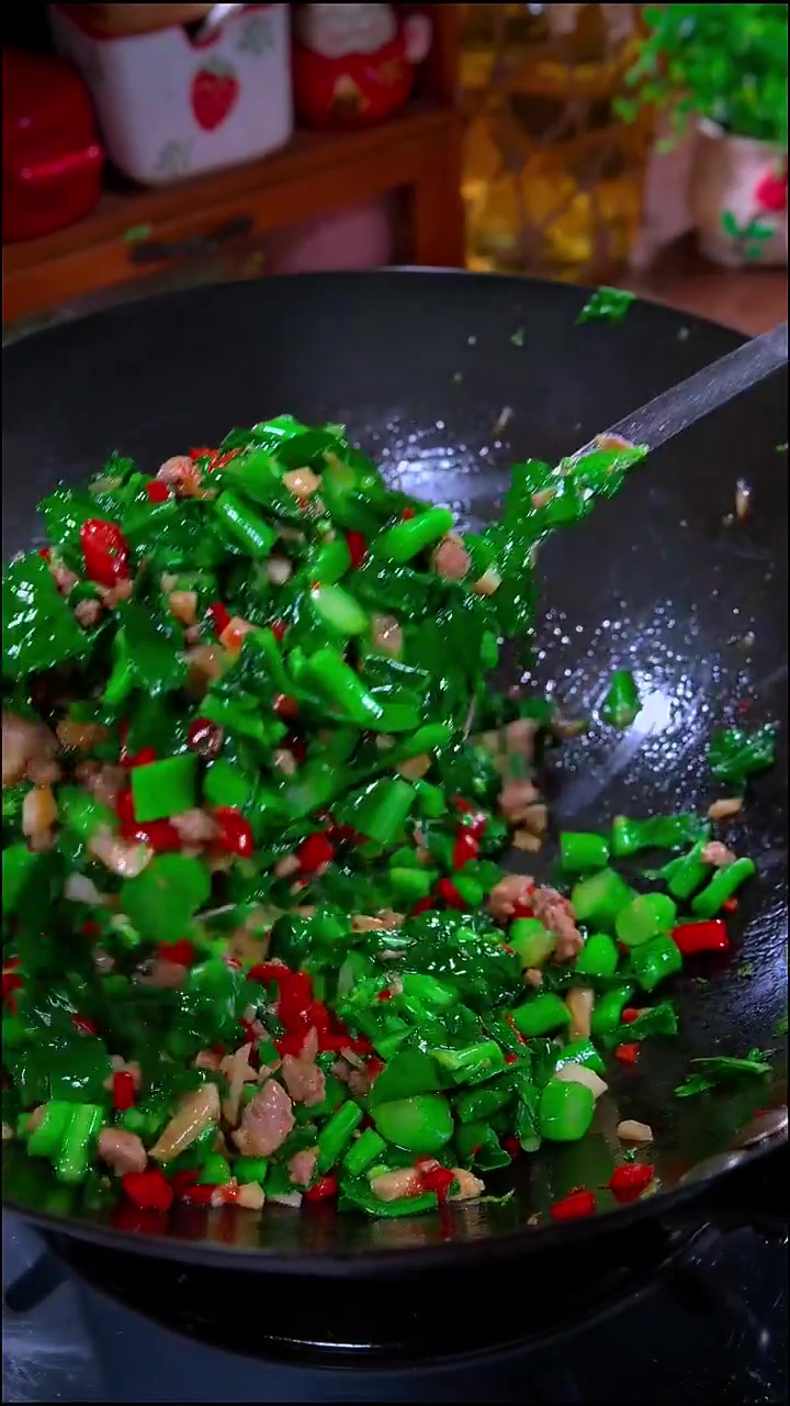 肉末炒芥兰菜好吃下饭做法也简单!
