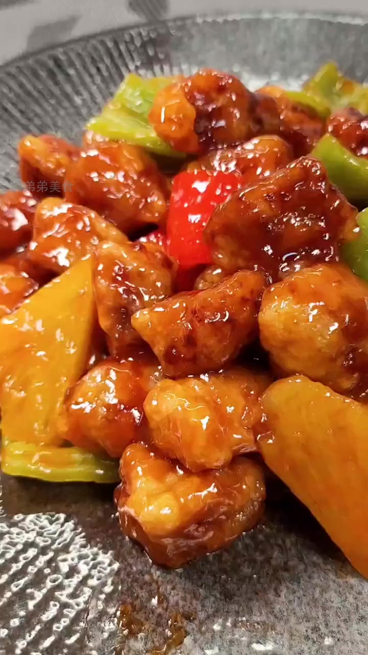 秘制菠萝咕噜肉，一口酸甜唤醒味蕾！