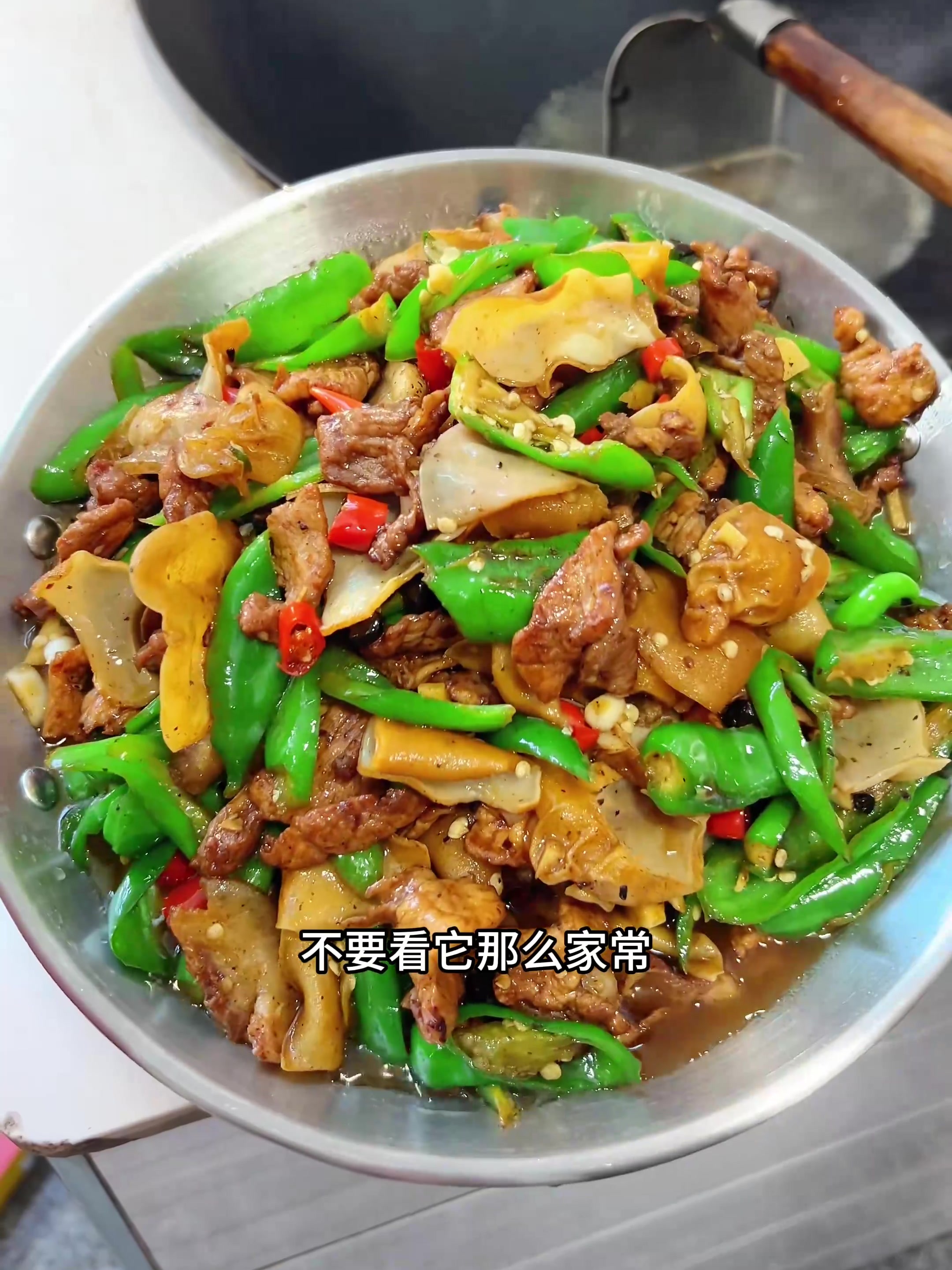 辣椒炒肉是江西人的家常菜，香香辣辣超级下饭！！