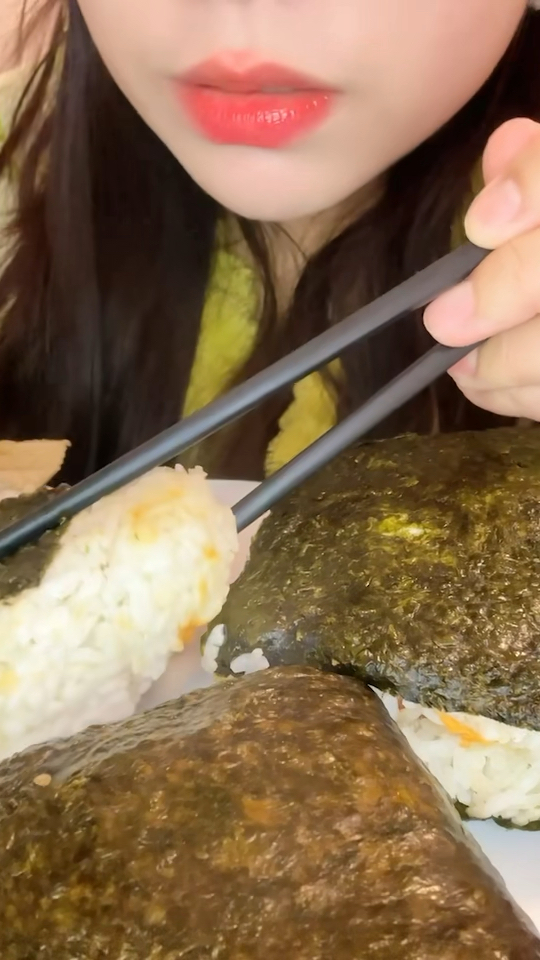 一次吃三个大饭团