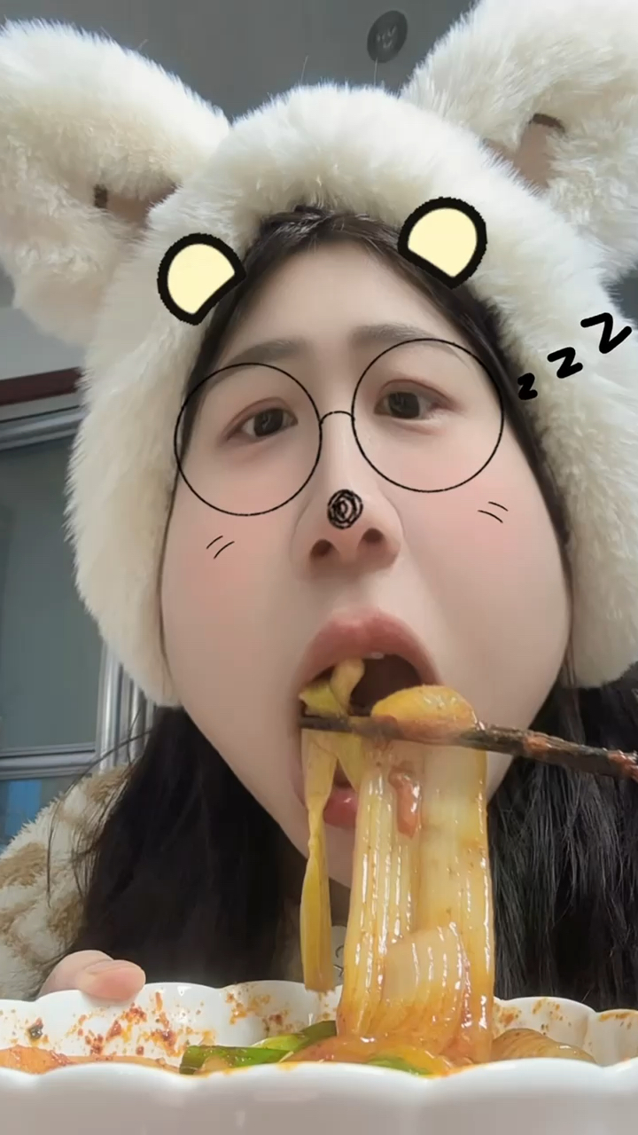 吃干拌的自制麻辣烫