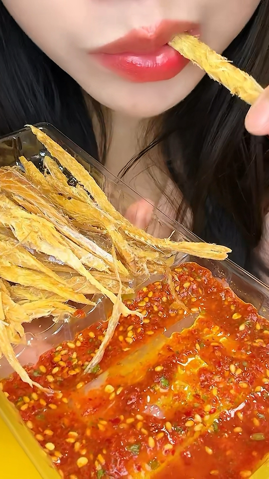 沉浸式吃明太鱼干