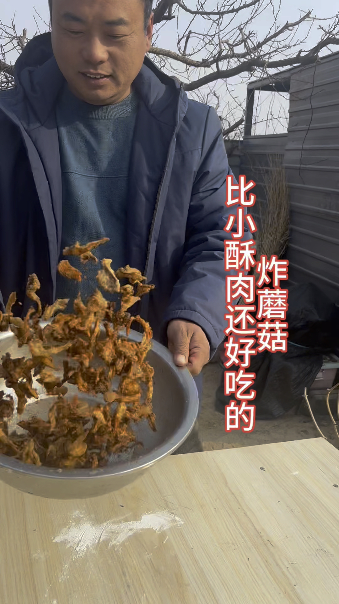 炸蘑菇的做法非常简单,照我这么做,吃着比肉都香