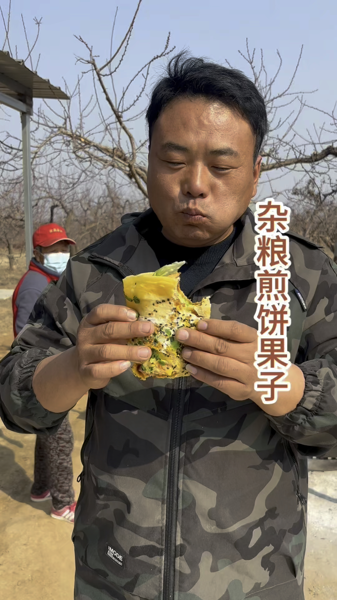 杂粮煎饼果子的做法,路边摊十几一个的煎饼果子,学会直接出摊