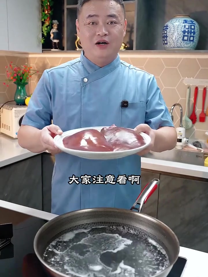 凉拌猪肝,鲜香滑嫩,搭配调好的料汁好吃有味！