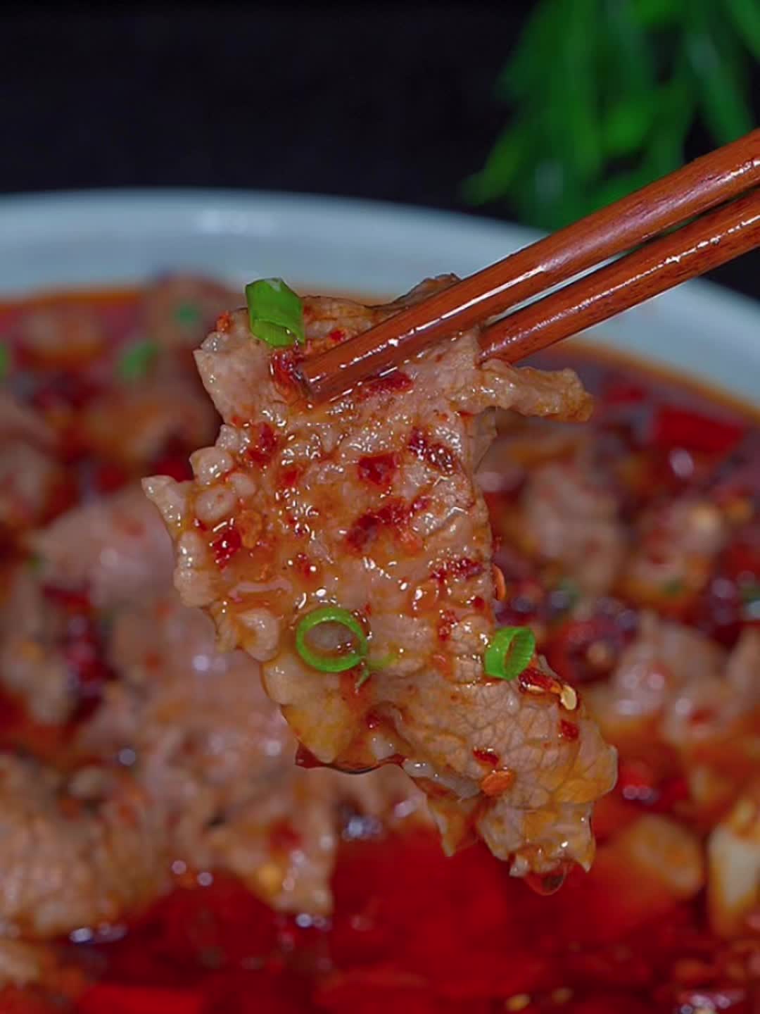 水煮牛肉家庭版做法，牛肉滑嫩口感麻辣鲜香！