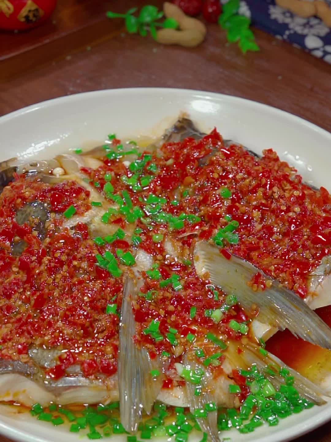 鱼头的做法，剁椒鱼头分两个步骤蒸，鲜香滑嫩又不腥！