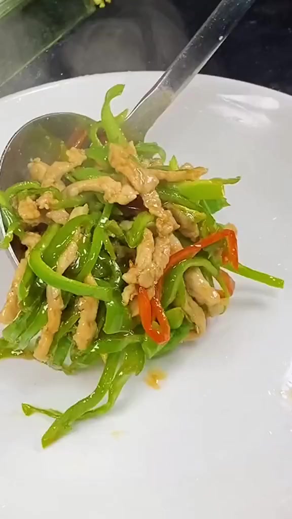 家常菜尖椒炒肉丝，美食持续更新，精彩不断～！