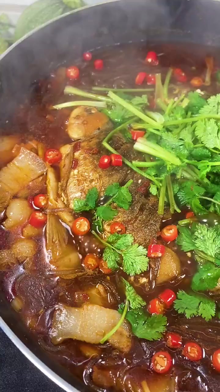 今天教大家好吃的家常菜鲫鱼炖粉条！