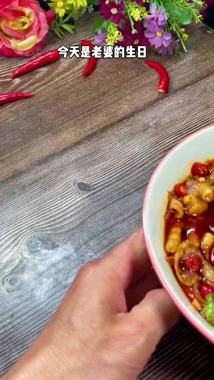 今天是老婆生日,给她做了最爱吃的酸辣柠檬泡鸡爪