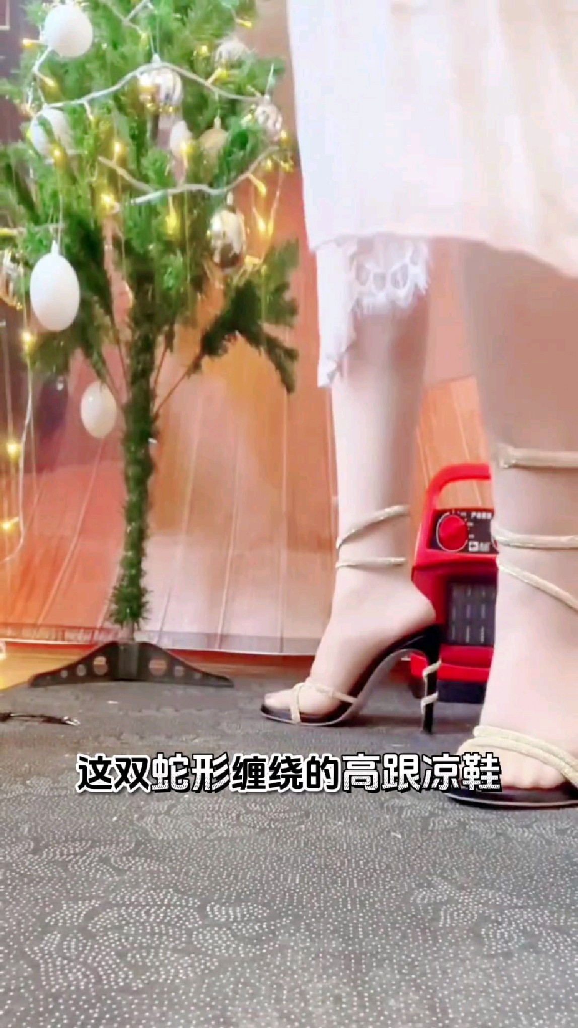 蛇形缠绕高跟凉鞋丝袜篇,这次搭配的是肉色丝袜,还不错哦