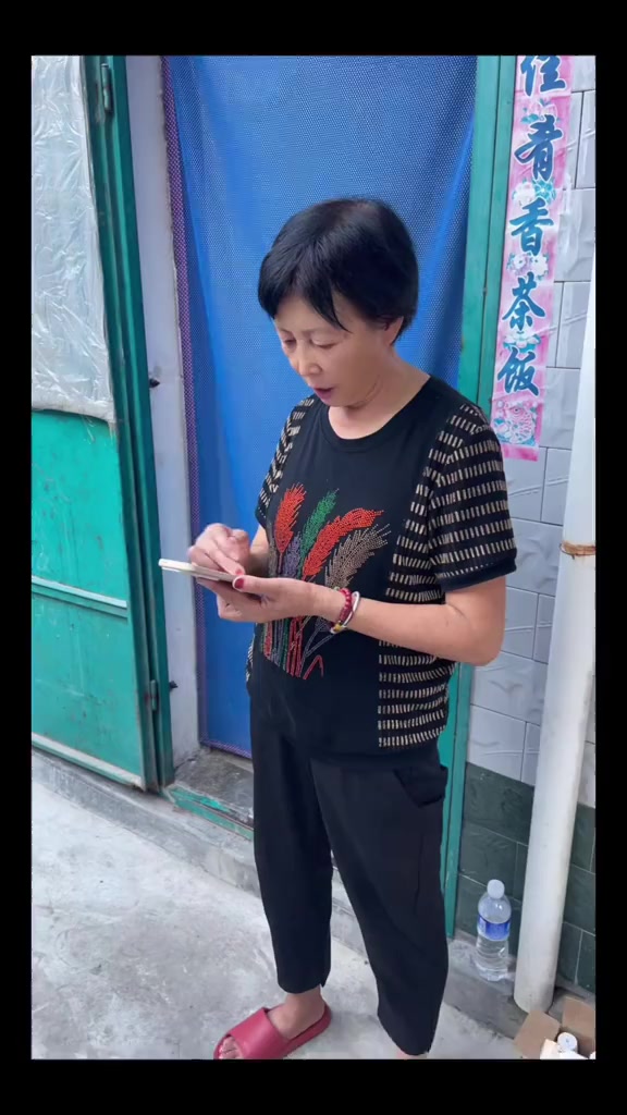 婆婆今天嘴馋想吃烧鸡了，我拿出一只麻椒鸡装上一盘，婆婆先吃一