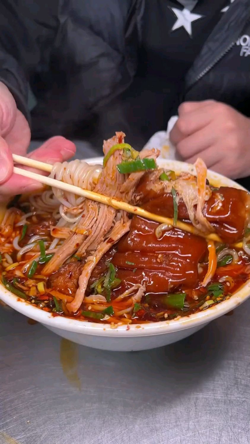 打卡猪脚原汤加香浓肘皮盖满的绝味昆明菜市场米线