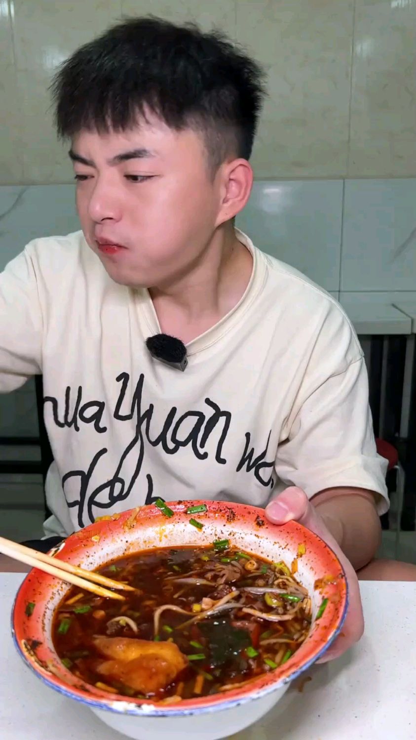 凌晨打卡襄阳牛肉面！大块牛肉配上大把葱花