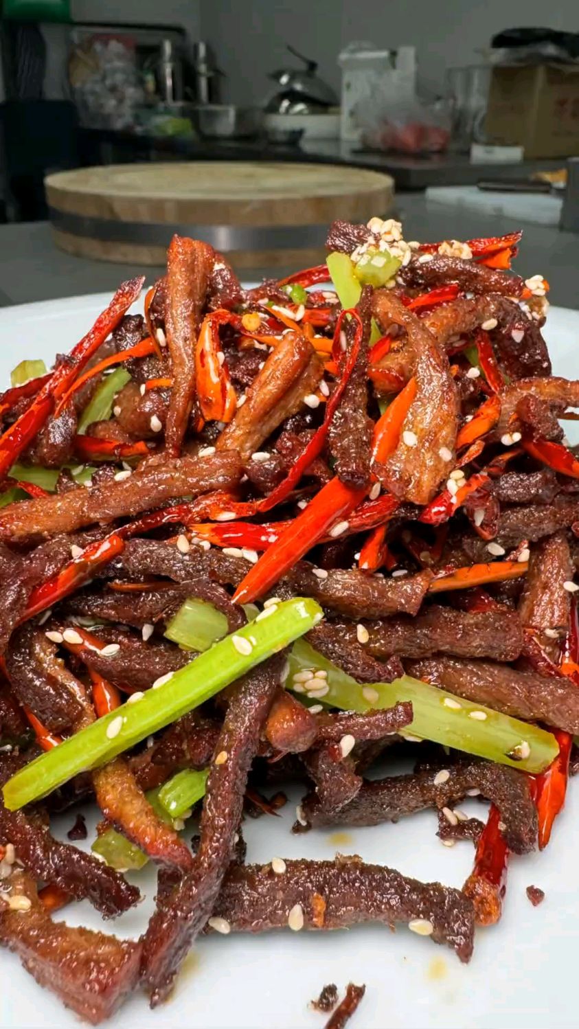 干煸牛肉丝属于是下菜的头头,嘎嘎好吃 干香干香的