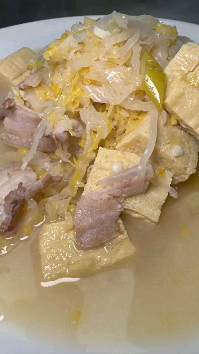 东北的兄弟们应该都吃过吧酸菜五花肉炖冻豆腐,在家怎么做好吃呢