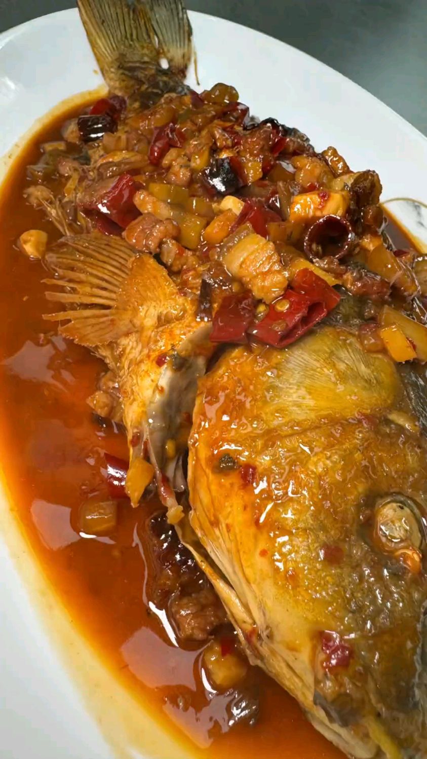 家里餐桌上整条干烧鱼 好吃好看