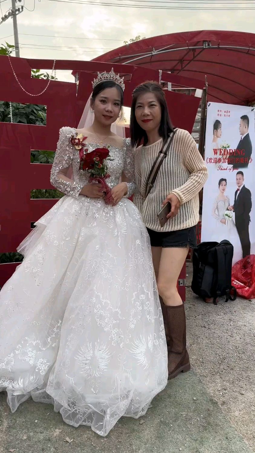 让我那时髦老妈带你们看看农村办喜酒有多热闹
