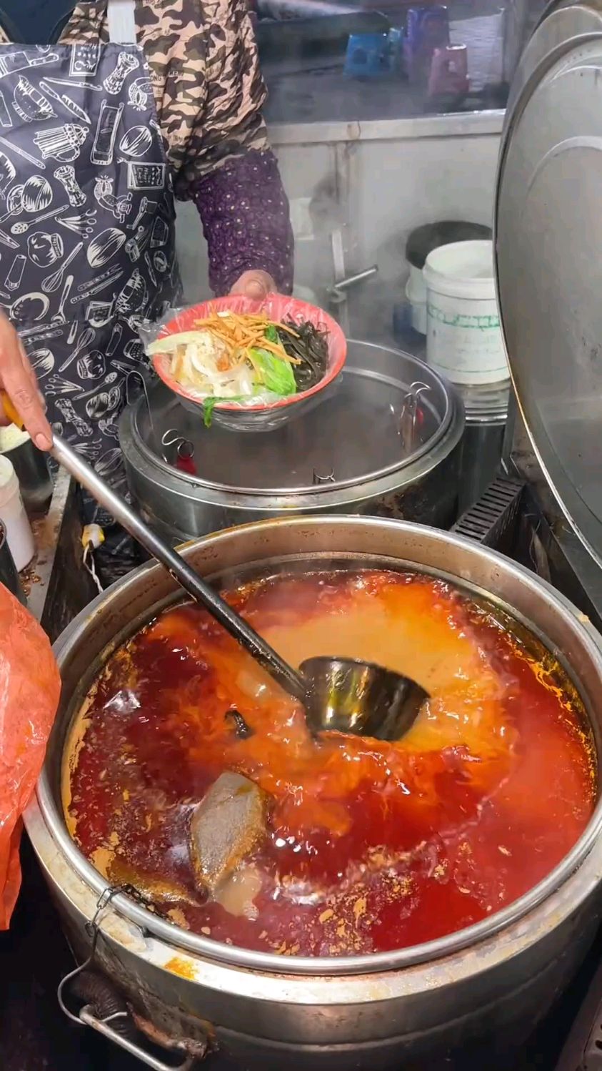 7元麻辣烫菜品齐全～大锅骨汤看着就想喝两碗～嫩嫩的里脊肉加炸串