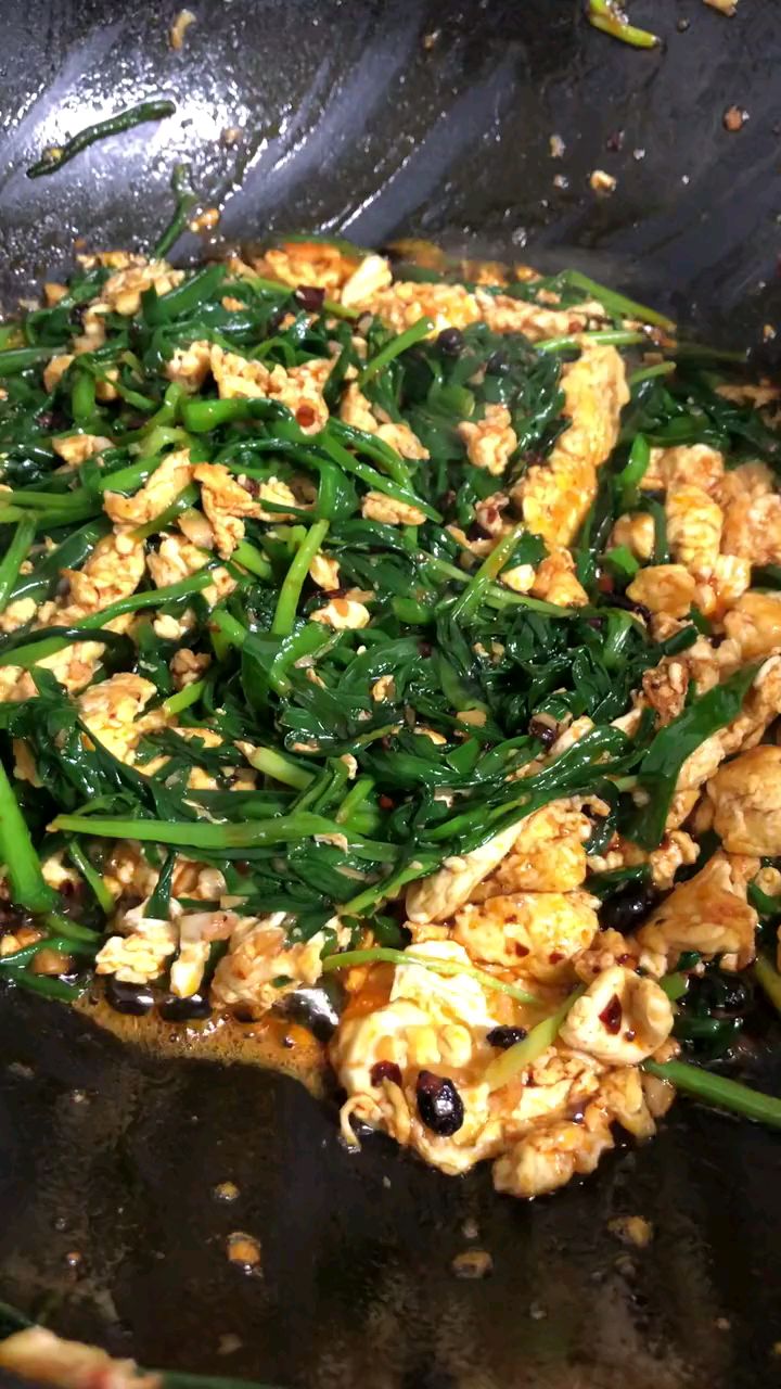 老公在湖南岳阳吃过铁板韭菜鸡蛋以后，就是爱上了韭菜炒鸡蛋