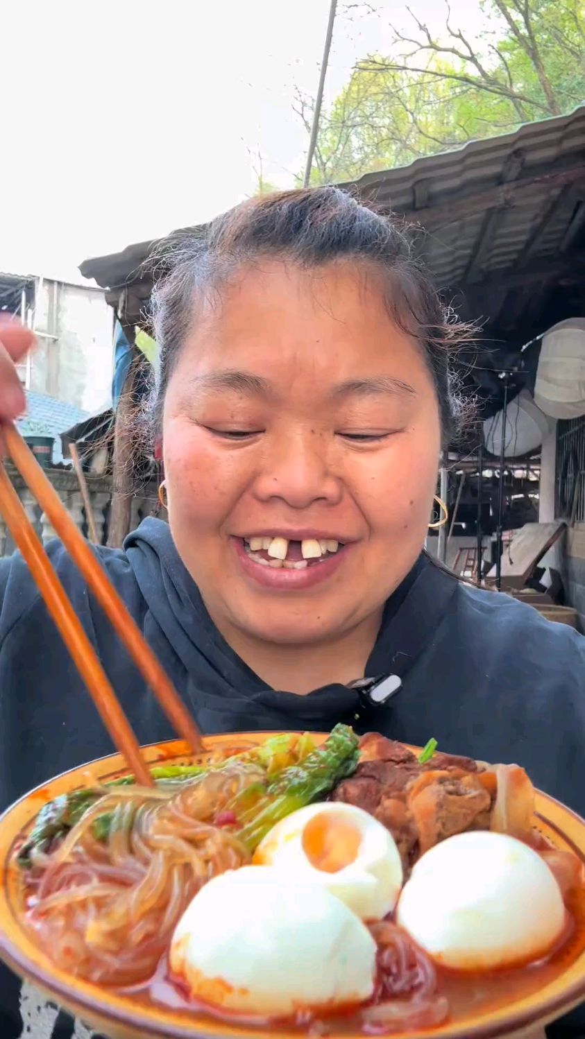 三个鸡蛋一坨猪脚煮了一碗红薯粉皮连汤都喝干净了都没有吃饱