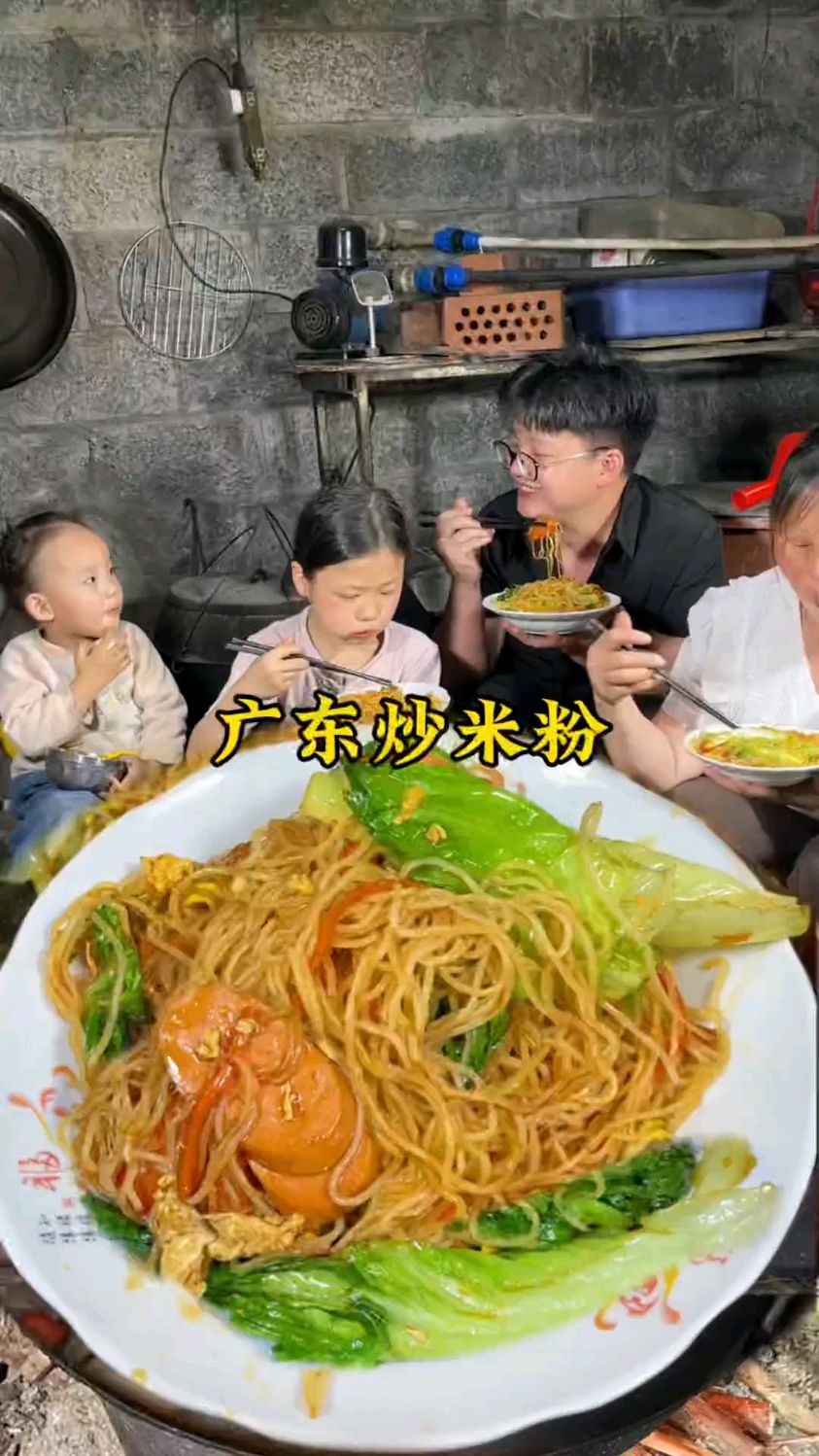 米粉冷水泡30分钟,捞出来控干水份30分钟,锅里油热打入鸡蛋炒散