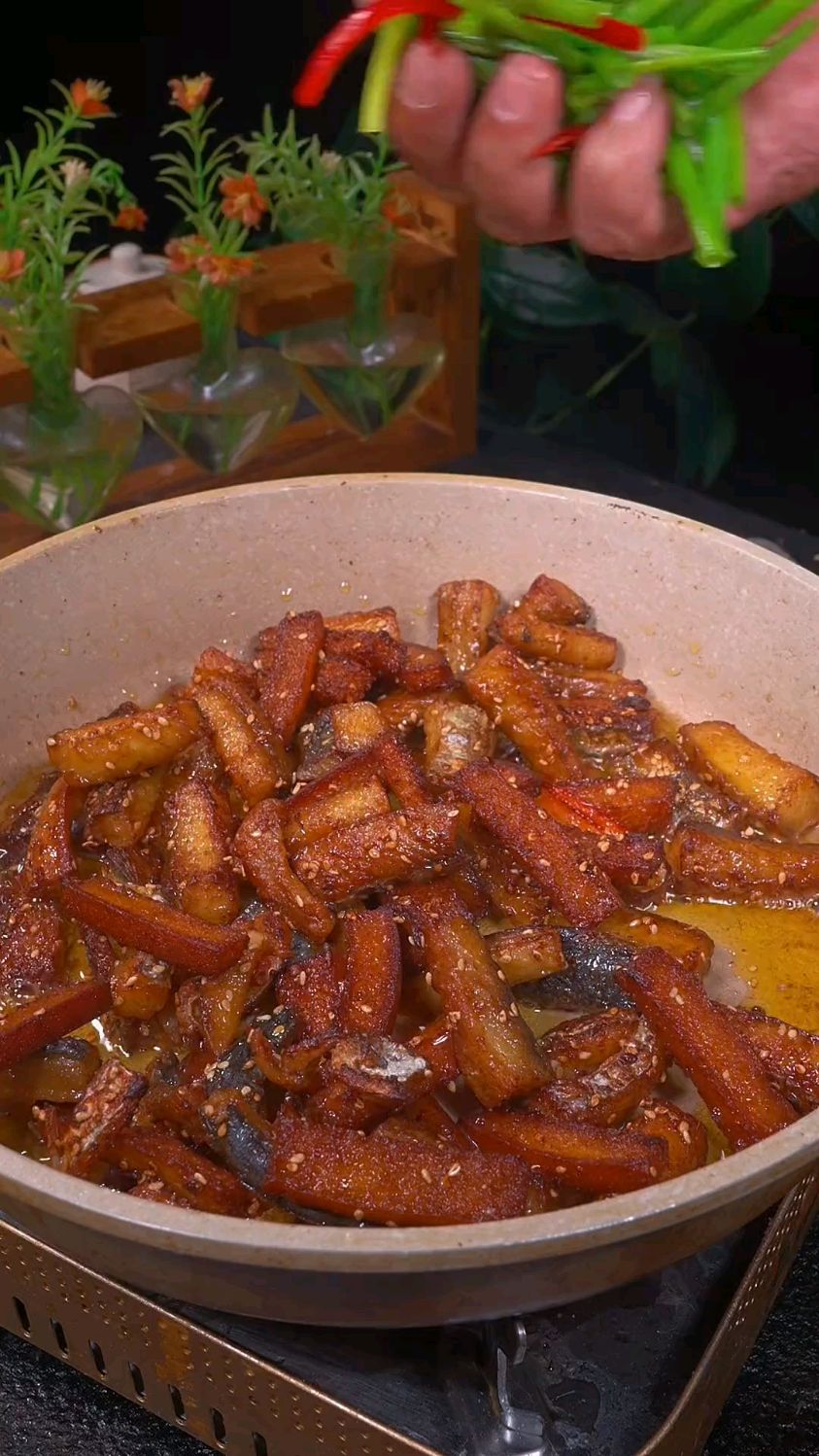咸鲅鱼炒饼子这样做也太香了,喜欢你也试试吧