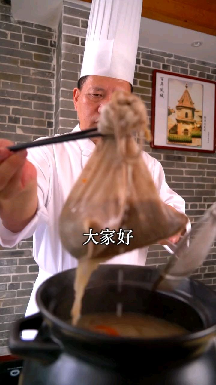 【粉葛鲮鱼猪踭汤】秋风起，饮靓汤！暖身暖胃又暖心哦