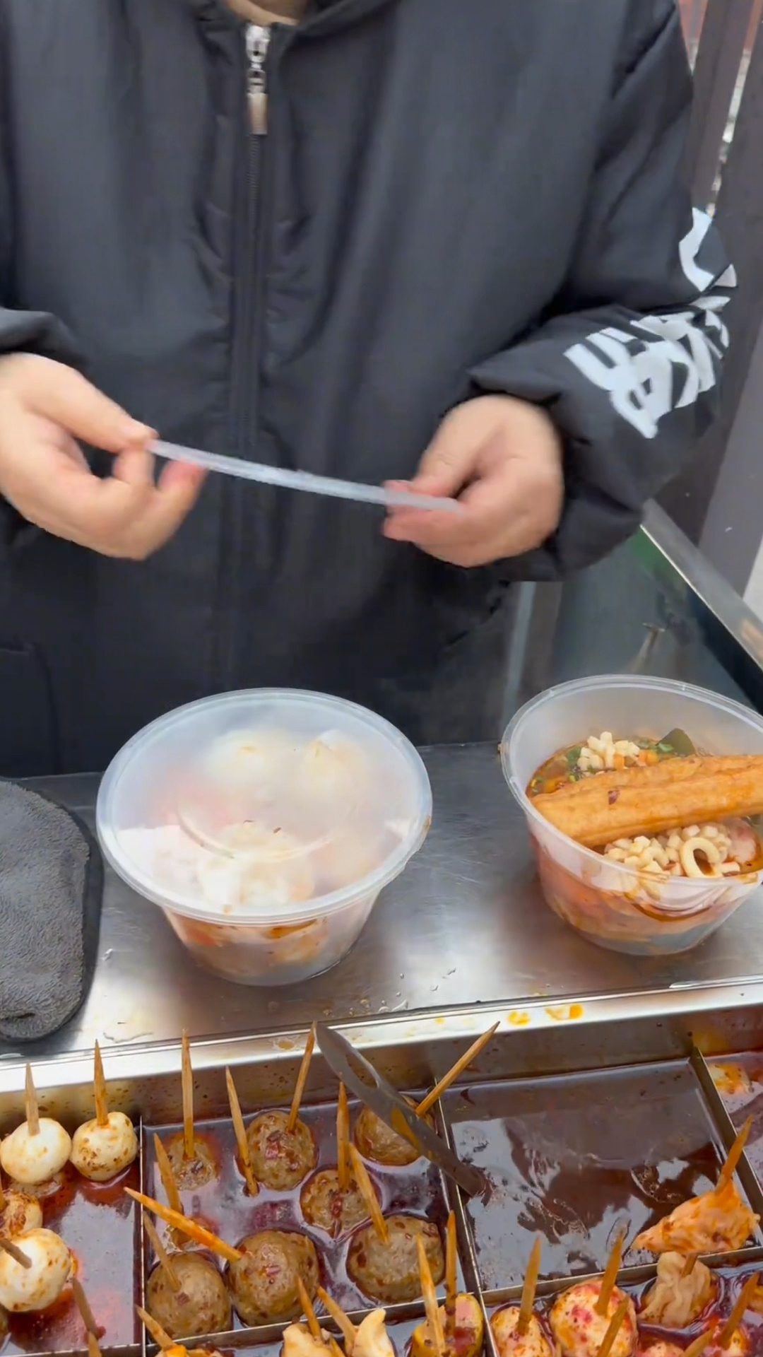 今天带大家去吃关东煮,一块钱的关东煮,太划算啦。